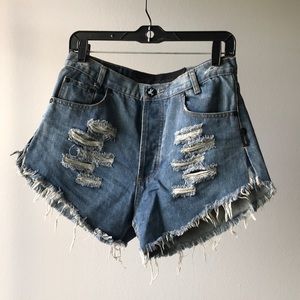Distressed jeans shorts